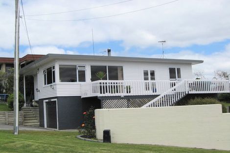 Photo of property in 4 Crown Road, Tindalls Beach, Whangaparaoa, 0930
