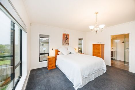 Photo of property in 7 Vaucluse Heights, Fitzherbert, Palmerston North, 4410