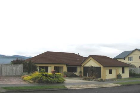 Photo of property in 13 Birkinshaw Grove, Riverstone Terraces, Upper Hutt, 5018