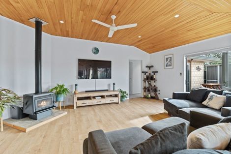 Photo of property in 44 Bermuda Place, One Tree Point, 0118