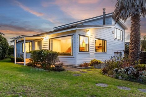 Photo of property in 10 Fenside Street, Waikanae Beach, Waikanae, 5036