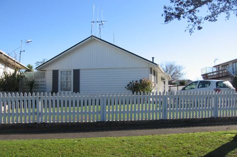 Photo of property in 15 Lockhart Avenue, Milson, Palmerston North, 4414