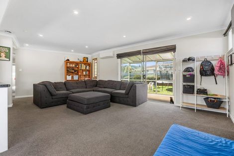 Photo of property in 4 Sequoia Place, Maoribank, Upper Hutt, 5018