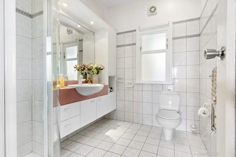 Photo of property in 2 Maida Vale Road, Roseneath, Wellington, 6011