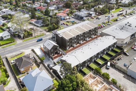 Photo of property in 1/4045f Great North Road, Glen Eden, Auckland, 0602