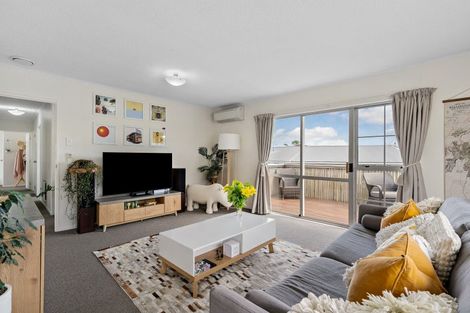 Photo of property in 10 Pimlico Place, Newlands, Wellington, 6037