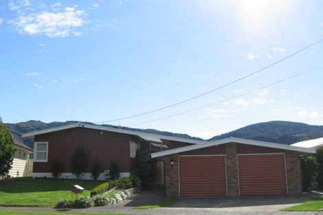 Photo of property in 28 Dowling Grove, Silverstream, Upper Hutt, 5019