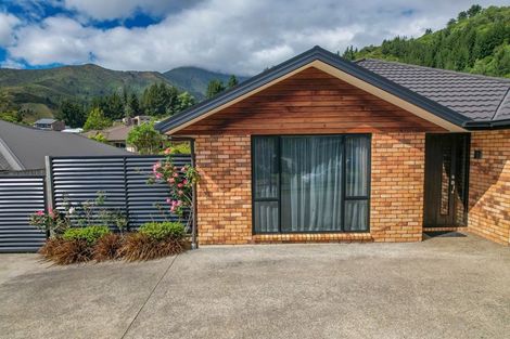 Photo of property in 17 Weka Place, Picton, 7220