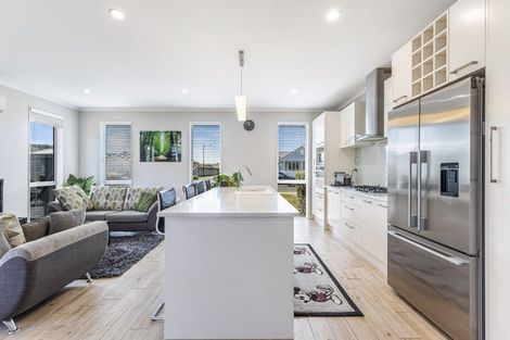 Photo of property in 17 Larmer Drive, Kumeu, 0810