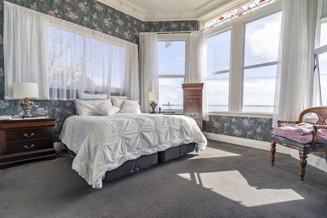 Photo of property in 160 Marine Parade, Bluff, 9814