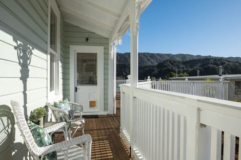 Photo of property in 5 Taranaki Street, Picton, 7220