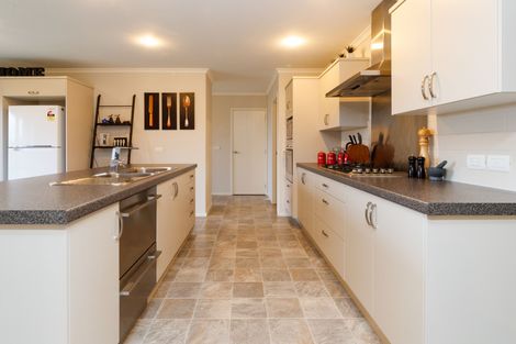 Photo of property in 33 Silkwood Place, Fitzherbert, Palmerston North, 4410