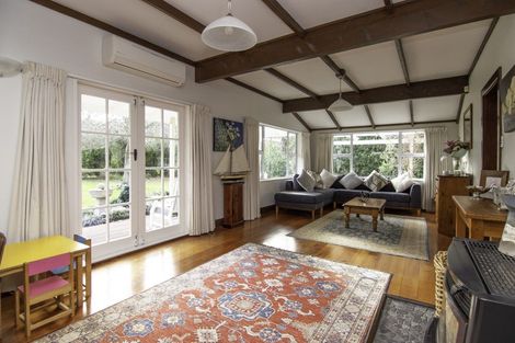 Photo of property in 200 Aokautere Drive, Fitzherbert, Palmerston North, 4471