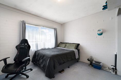 Photo of property in 3 Hillary Heights Avenue, Glendene, Auckland, 0602