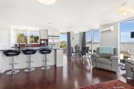 Photo of property in 3 Cheltenham Terrace, Newlands, Wellington, 6037