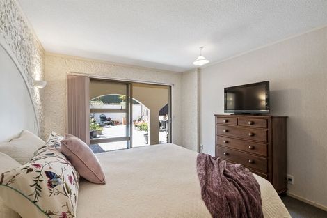 Photo of property in 84 Chelsea View Drive, Chatswood, Auckland, 0626