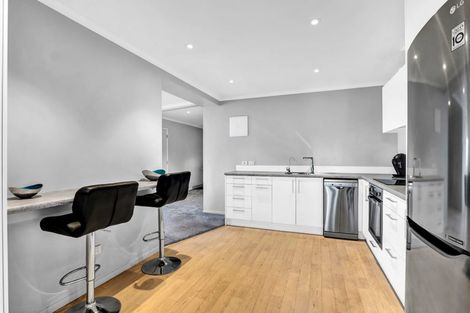 Photo of property in 5b Catherine Crescent, Moturoa, New Plymouth, 4310