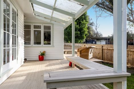 Photo of property in 33 Omata Road, Marfell, New Plymouth, 4310