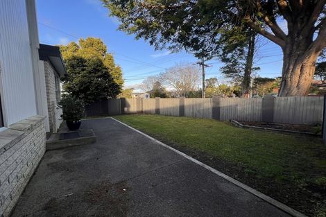 Photo of property in 1/307 Wairau Road, Totara Vale, Auckland, 0627