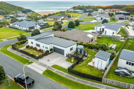 Photo of property in 1 Snapper Street, Baylys Beach, Dargaville, 0377