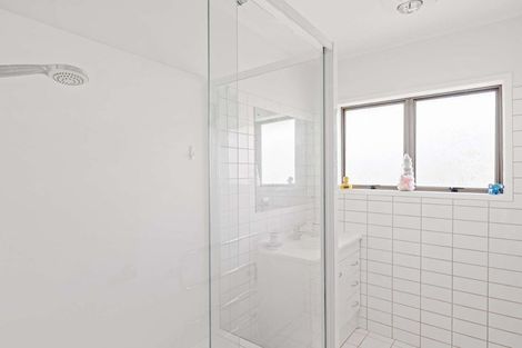 Photo of property in 3/72 Lake Road, Northcote, Auckland, 0627