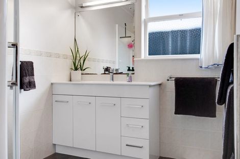 Photo of property in 84 Matipo Road, Te Atatu Peninsula, Auckland, 0610