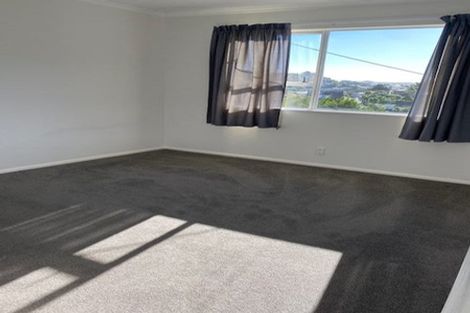 Photo of property in 3 Lomond Street, Newlands, Wellington, 6037