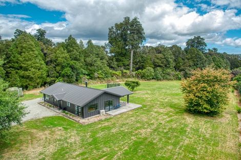 Photo of property in 5 Fairway Drive, Moana, 7872