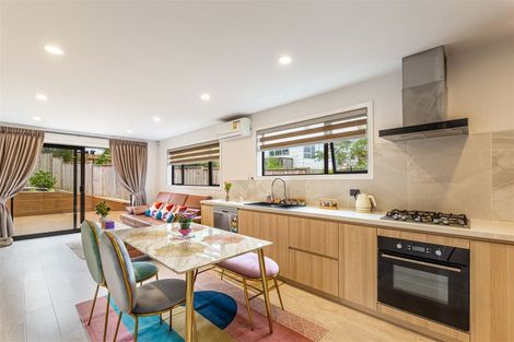 Photo of property in 7d Kerria Place, Sunnynook, Auckland, 0620