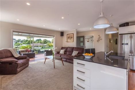 Photo of property in 15 Cajero Place, Green Bay, Auckland, 0604