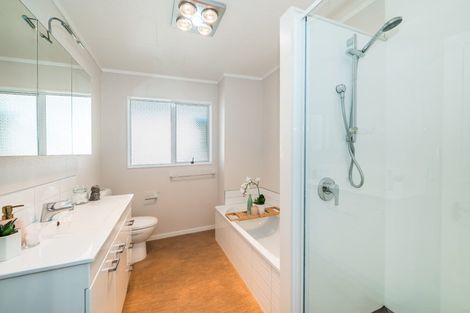 Photo of property in 33 Rewarewa Crescent, Waikanae, 5036