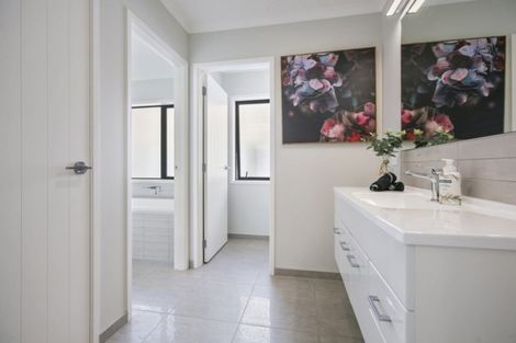 Photo of property in 2 Oakmont Crescent, Waiwhakaiho, New Plymouth, 4312