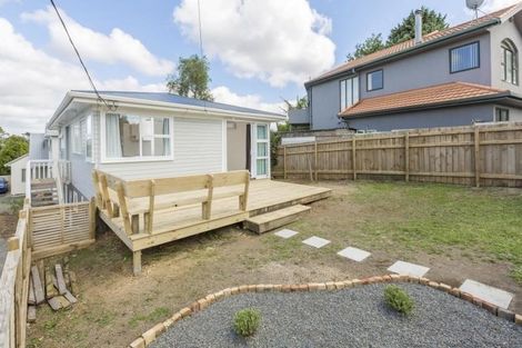 Photo of property in 1/862 East Coast Road, Northcross, Auckland, 0630