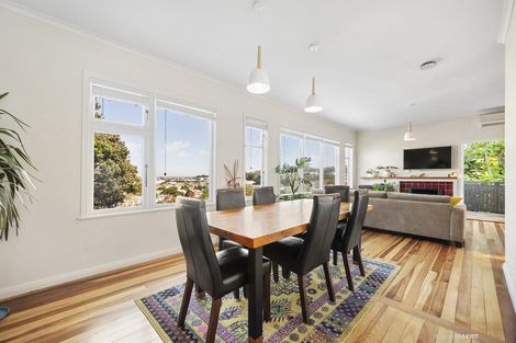 Photo of property in 123 Tauhinu Road, Miramar, Wellington, 6022