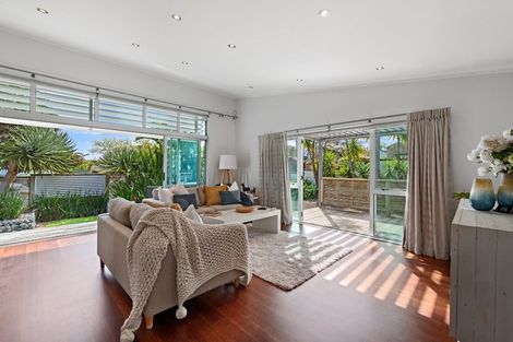 Photo of property in 2/2 Salem Place, Torbay, Auckland, 0630