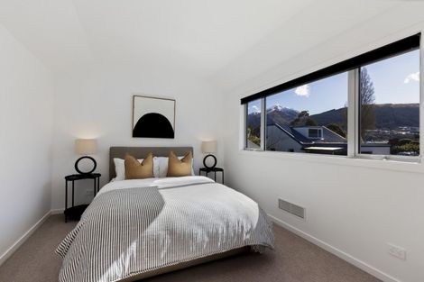 Photo of property in 5 Cedar Drive, Kelvin Heights, Queenstown, 9300