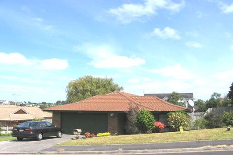 Photo of property in 18 Ronald Macken Place, Windsor Park, Auckland, 0632