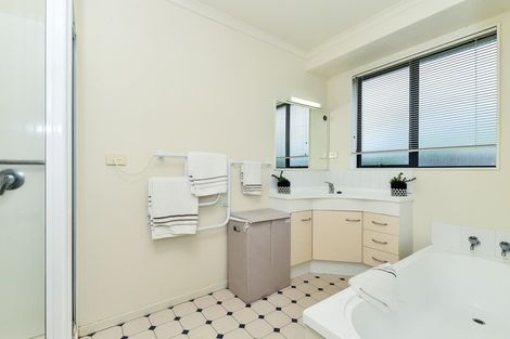 Photo of property in 12 Dorchester Place, Nawton, Hamilton, 3200