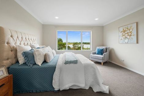 Photo of property in 5 Iwinuku Crescent, Wattle Downs, Auckland, 2103