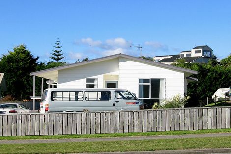 Photo of property in 102 Queens Road, Waikanae Beach, Waikanae, 5036