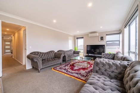 Photo of property in 31 Percy Kinsman Crescent, Riverstone Terraces, Upper Hutt, 5018