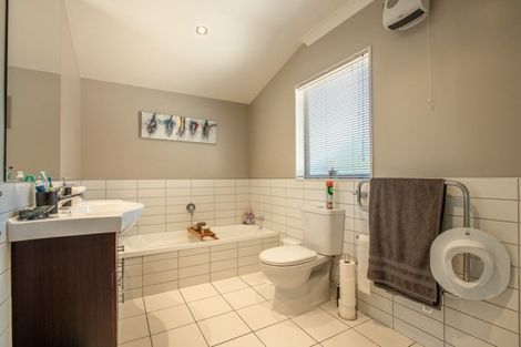 Photo of property in 17 Bluewater Place, Paraparaumu, 5032