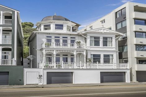 Photo of property in 320 Oriental Parade, Oriental Bay, Wellington, 6011