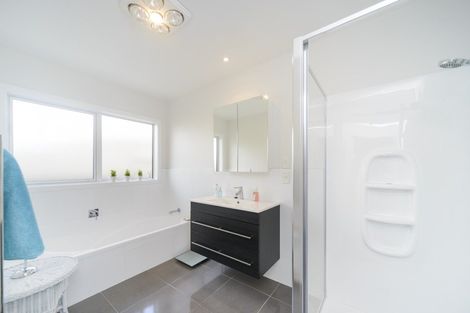 Photo of property in 3 Levi Place, Kelvin Grove, Palmerston North, 4414