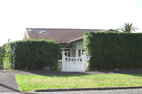 Photo of property in 74 Stanley Point Road, Stanley Point, Auckland, 0624