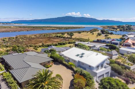 Photo of property in 174 Weggery Drive, Waikanae Beach, Waikanae, 5036