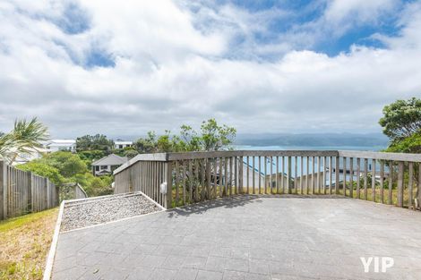 Photo of property in 12 Dress Circle, Newlands, Wellington, 6037