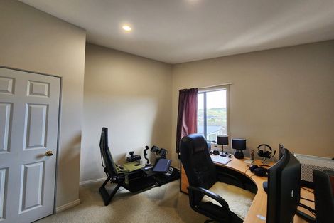 Photo of property in 82a Stewart Drive, Newlands, Wellington, 6037