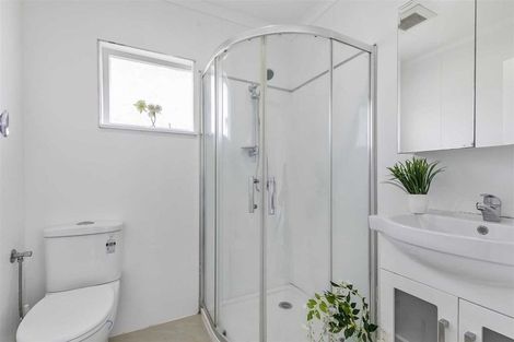 Photo of property in 2/16 Diana Drive, Glenfield, Auckland, 0627