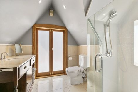 Photo of property in 8 Robieson Lane, Roseneath, Wellington, 6011